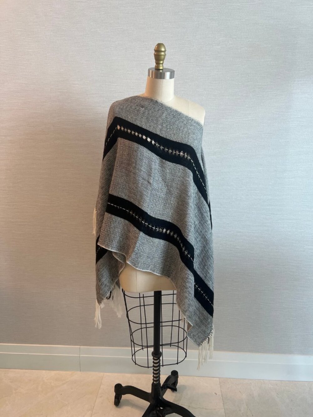 Tejido 100% Baby Alpaca Poncho Shawl Gray Black Herringbone Fringe O/S